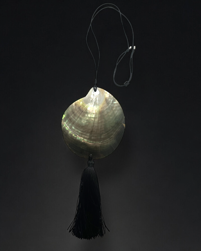 TAHITIAN MOTHER OF PEARL SHELL PENDANT